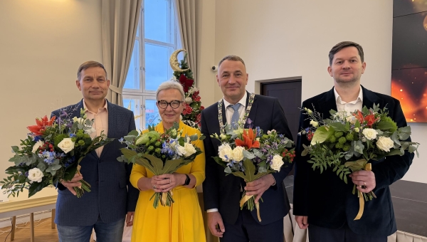 Võru linnavalitsuse koosseis vasakult Sixten Sild, Kersti Kõosaar, Kalvi Kõva, Imre Mokrik FOTO: Marianne Mett